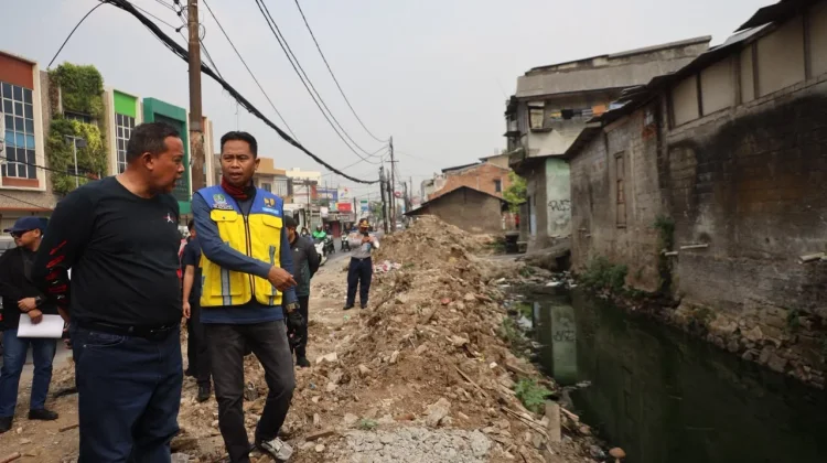 KALI HARUN MENYEMPIT JADI 1 METER, PEMKOT BEKASI KEJAR PELEBARAN 380 METER SEBELUM AKHIR TAHUN