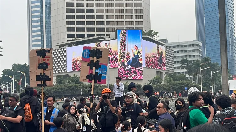 BUNDARAN HI DIPADATI MAHASISWA DI HARI SUMPAH PEMUDA, LALU LINTAS MONAS-HI DISTERILKAN