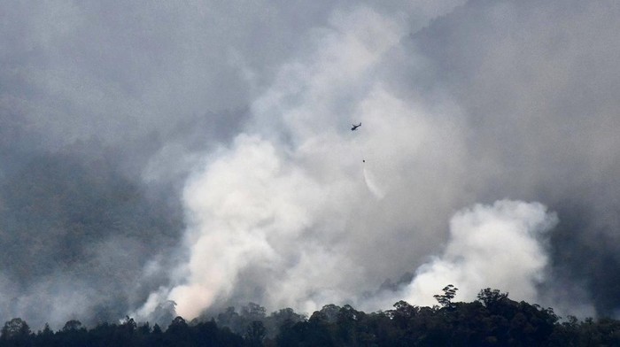244 PERSONEL GABUNGAN BERJIBAKU PADAMKAN KARHUTLA GUNUNG LAWU, HELIKOPTER BOM AIR DISIAPKAN