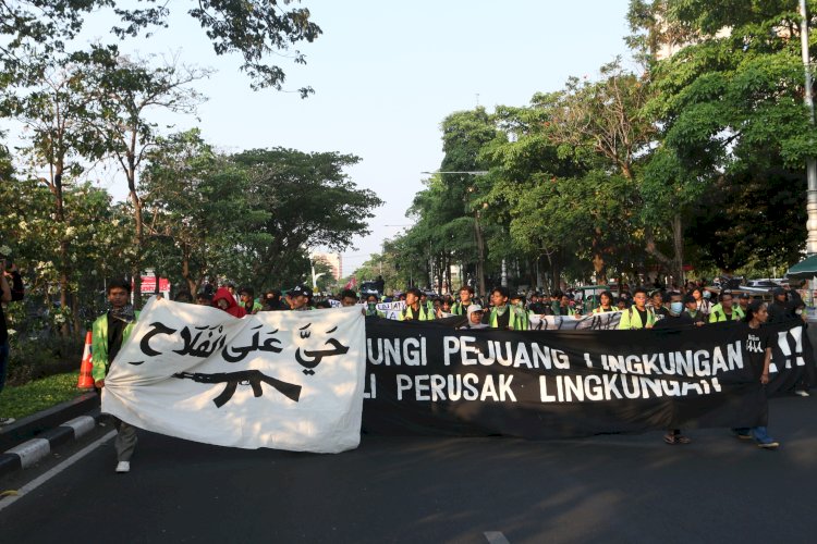 BEM SEMARANG GERUDUK JALAN PAHLAWAN, TAGIH EVALUASI 2 TAHUN PRABOWO-GIBRAN