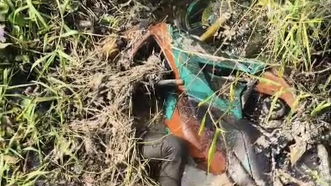 JASAD PRIA 6 HARI DI PARIT JABON SIDOREJO, DITEMUKAN MEMELUK MOTOR