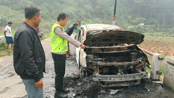 MOBIL WISATAWAN BOGOR MENUJU DIENG LUDES TERBAKAR DI BATANG, WARGA DENGAR 6 KALI LEDAKAN