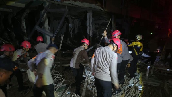BRIMOB POLDA METRO JAYA KERAHKAN 50 PERSONEL EVAKUASI KORBAN LEDAKAN PASAR CIMANGGIS
