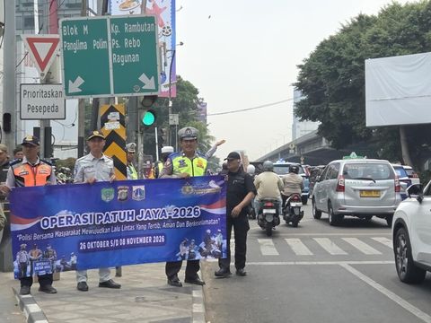 OPERASI PATUH JAYA 2026 DI FATMAWATI: PENGENDARA TERTIB DAPAT HELM GRATIS DARI POLISI DAN JASA RAHARJA