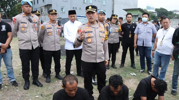 RATUSAN POLISI GEREBEK KAMPUNG BONCOS PALMERAH, 3 ORANG DIAMANKAN, BEDENG SABU DIBONGKAR