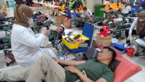 Anggota TNI, yang melaksanakan Donor Darah Di Mall Jayapura Papua.
