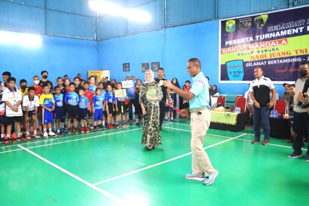 Kapok Sahli, Brigjen TNI Danang Wiranta, saat mewakili Pangdam XVII/Cenderawasih dalam rangka pembukaan Turnamen Badminton.